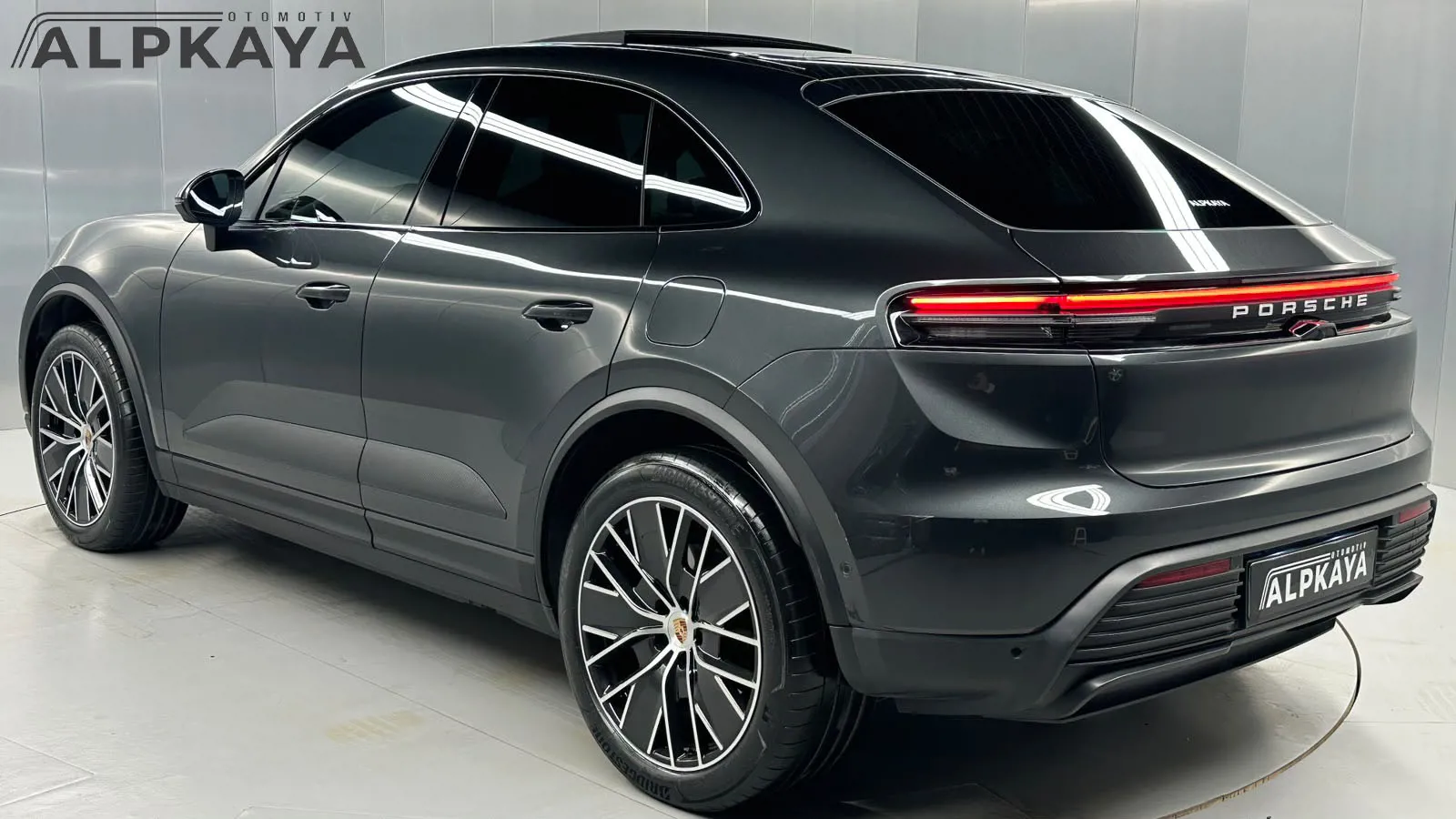 Porsche  MACAN 4