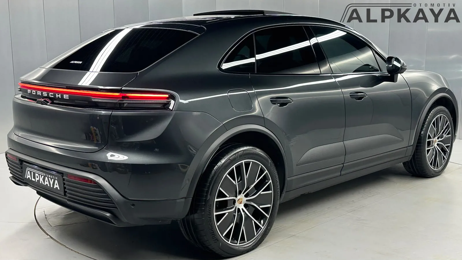 Porsche  MACAN 4