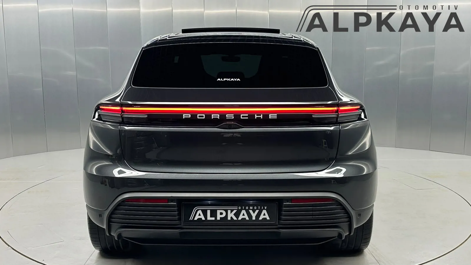 Porsche  MACAN 4